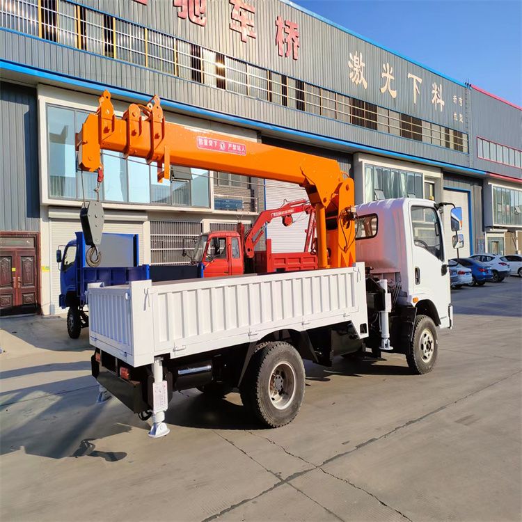 新乡市三轮随车吊定制 农用改装机自备吊中瑞长期出售